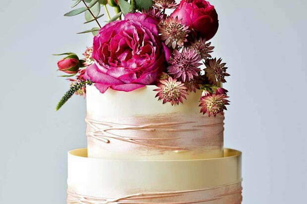 SLICE JOB Thrifty couple create amazing wedding cake for just £40 the use of price range