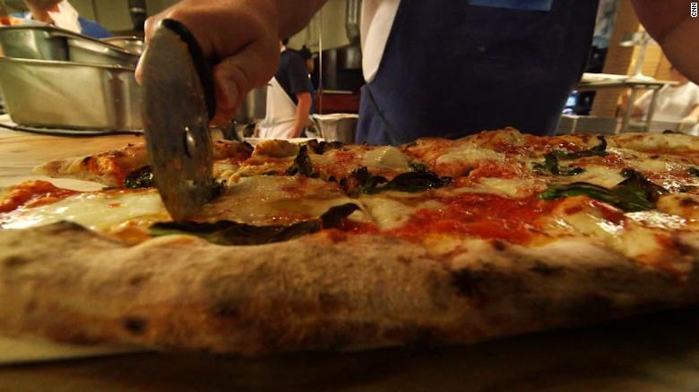 Pizza Hut brings lower back its retro emblem